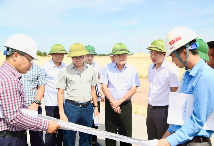 Phó Chủ tịch UBND tỉnh Phan Phong Phú kiểm tra tiến độ thi công các dự án trọng điểm
