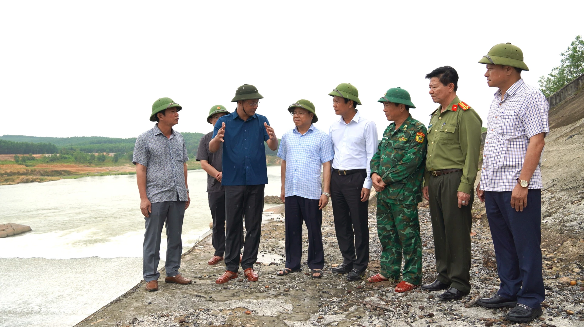 Bí thư Tỉnh ủy kiểm tra công trình thủy lợi Nam Thạch Hãn