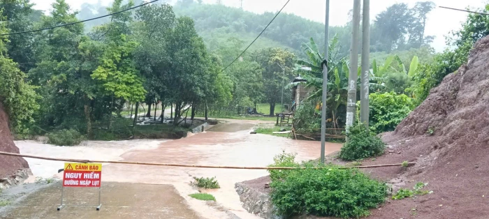 Mưa lớn làm nhiều địa bàn ngập lụt, chia cắt