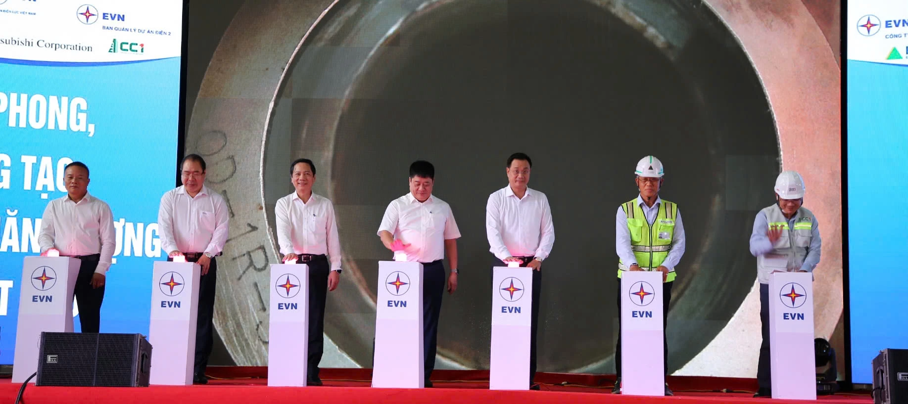 Các đại biểu đã thực hiện nghi thức bấm nút và triển khai công tác đốt dầu lần đầu tổ máy 1 - Ảnh: QV