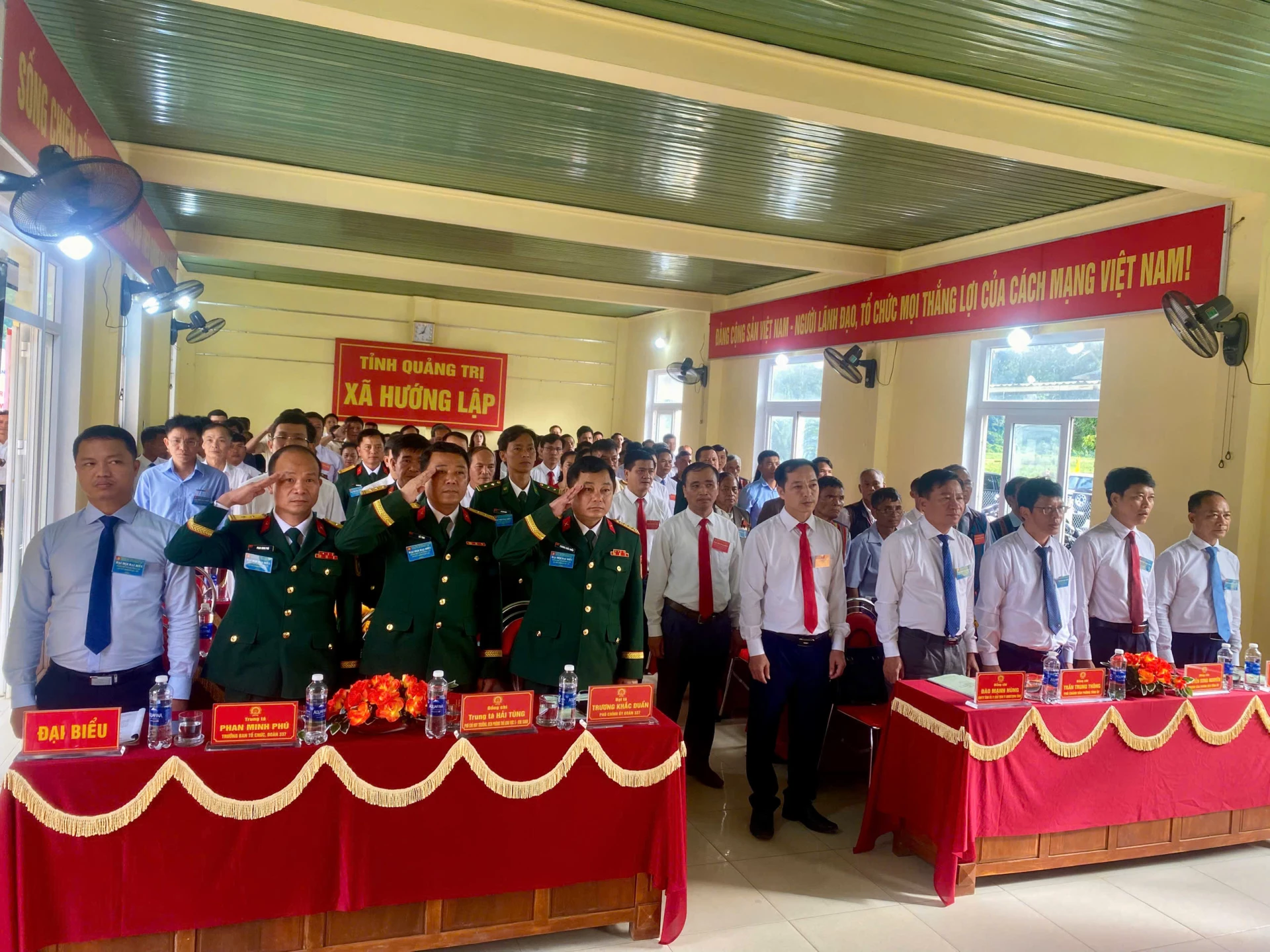 Đại biểu dự Đại hội Đảng bộ xã Hướng Lập lần thứ I, nhiệm kỳ 2025-2030 thực hiện nghi thức chào cờ