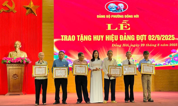 Phường Đồng Hới: Trao tặng Huy hiệu Đảng cho 171 đảng viên đợt 2/9