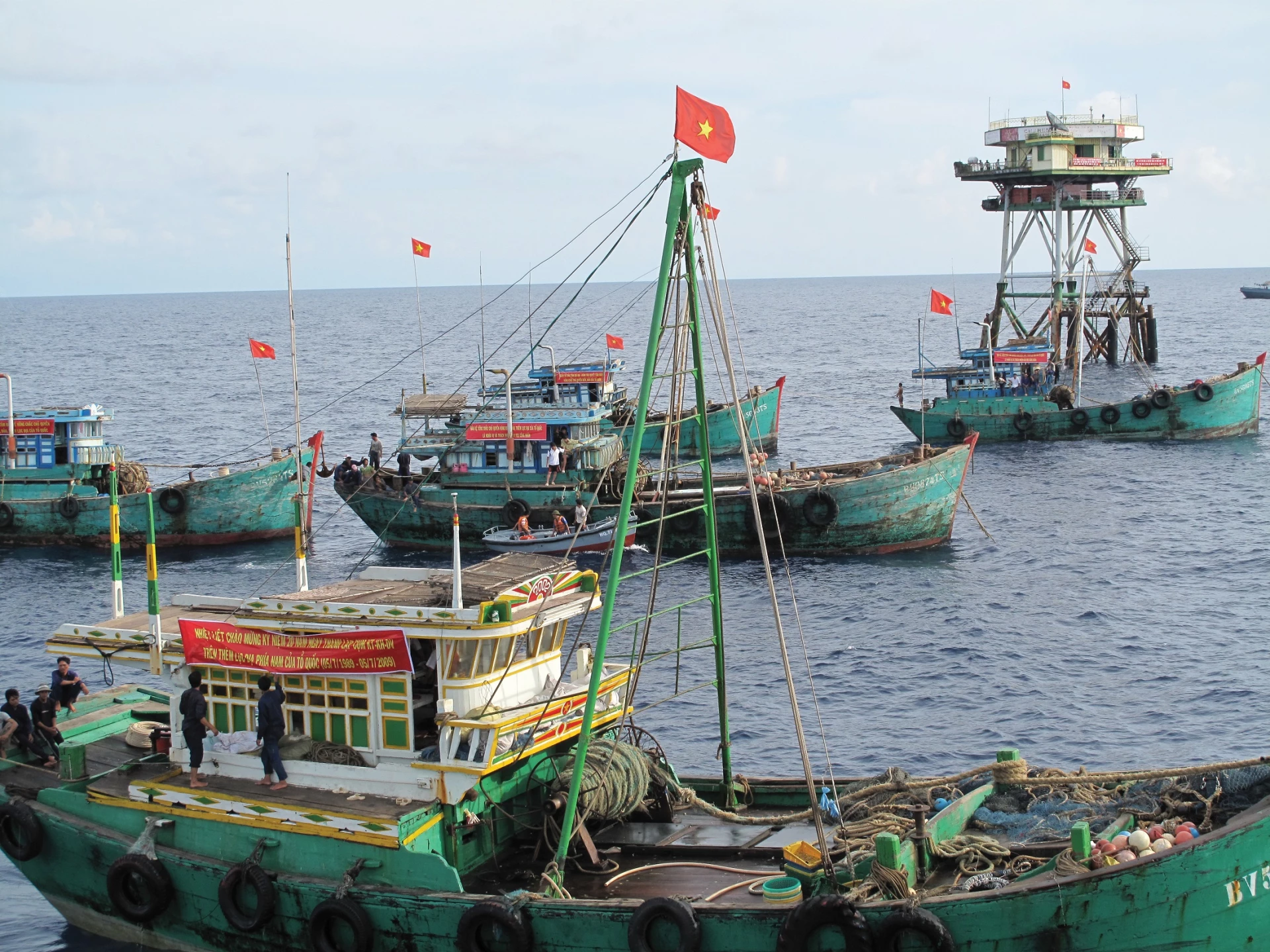 Phút tưởng niệm những người lính hy sinh giữa Trường Sa và thềm lục địa phía Nam -Ảnh: L.Đ.D