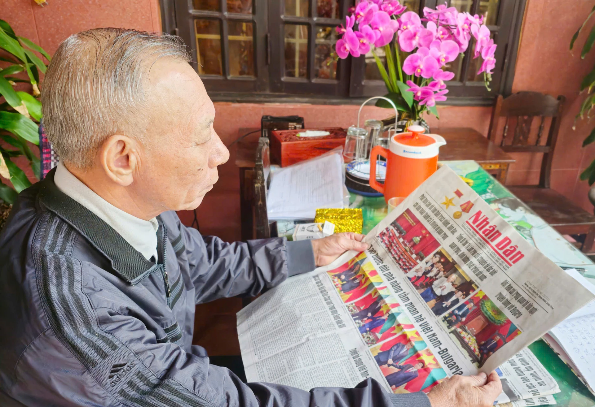 Cán bộ hưu trí phường Nam Đông Hà nắm bắt, tìm hiểu các chủ trương của Đảng, chính sách của Nhà nước từ Báo Nhân Dân
