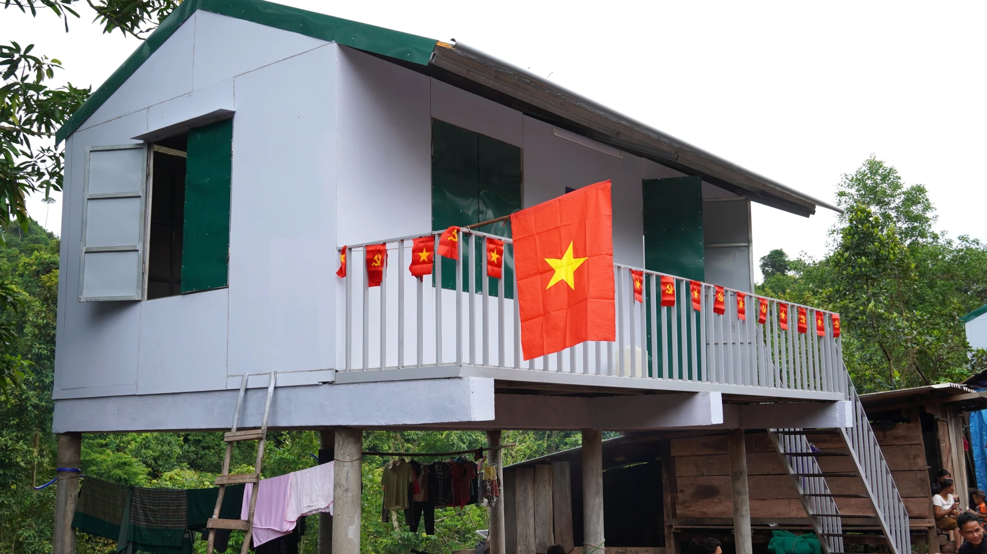 Những ngôi nhà đảm bảo tiêu chuẩn “3 cứng”, chắc chắn, an toàn - Ảnh: QV