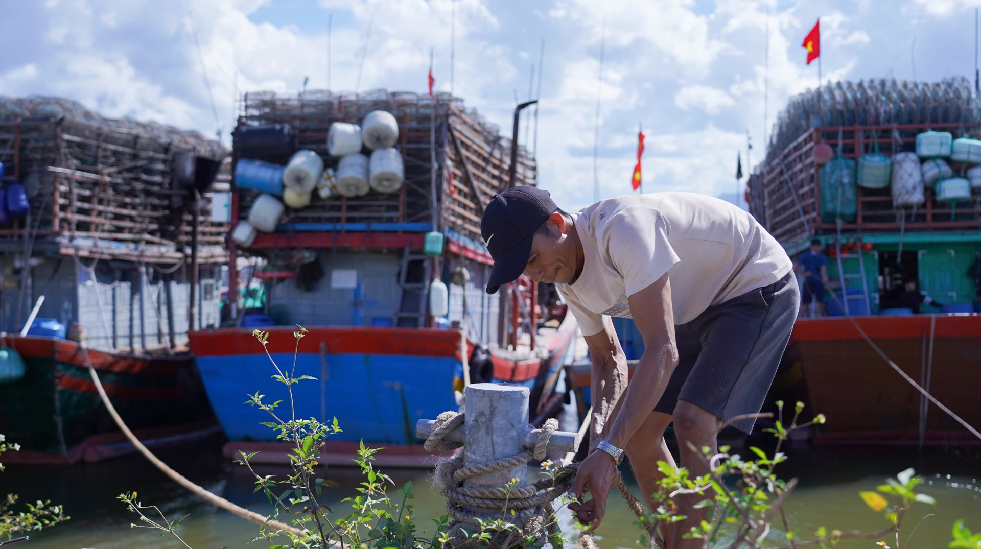 Nguời dân phường Đồng Hới neo đậu tàu thuyền vào âu thuyền Cửa Phú để tránh bão số 5