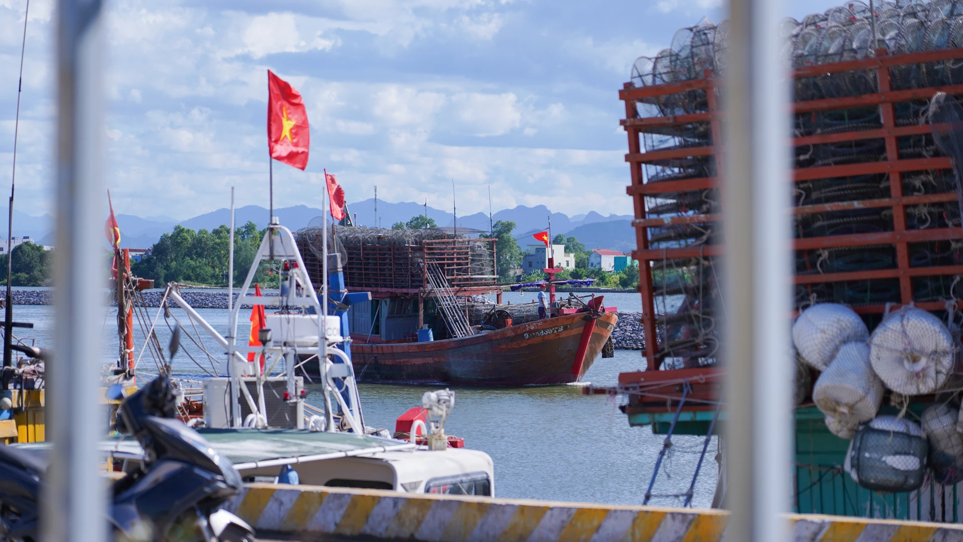 Trong chiều 23/8, nhiều tàu thuyền di chuyển về âu thuyền Cửa Phú, phường Đồng Hới để tránh trú bão Kajiki