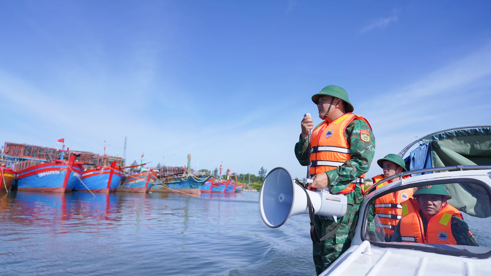 Lực lượng Trạm Kiểm soát Nhật Lệ thuộc Đồn Biên phòng Nhật Lệ cập nhật tình hình bão và kêu gọi tàu thuyền vào neo đậu nơi tránh trú an toàn
