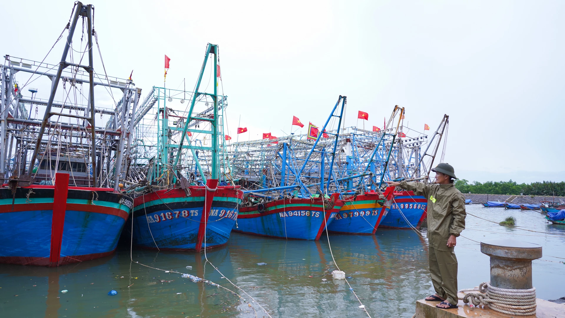 Trưởng thôn Tân Xuân Dương Thế Lai cho biết, Khu neo đậu Bắc Cửa Việt tạo thuận lợi và an toàn cho tàu thuyền tránh trú bão - Ảnh: L.T
