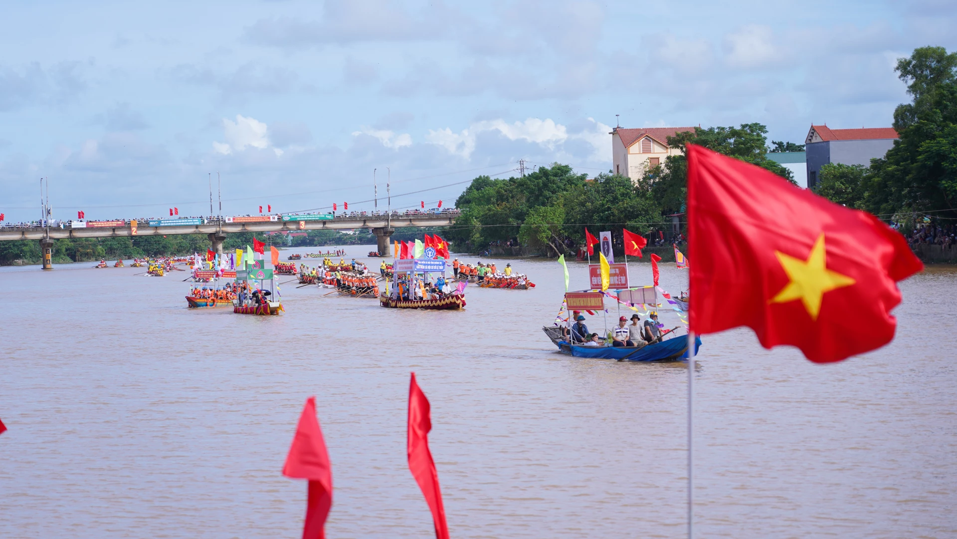 Lễ diễu hành thuyền trên sông Kiến Giang