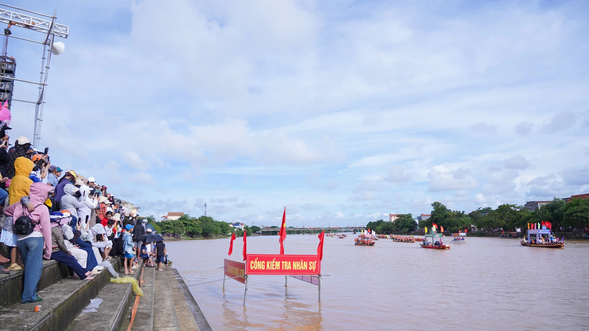 Lễ hội đua, bơi truyền thống trên sông Kiến Giang năm 2025 thu hút rất đông người dân khắp nơi đến xem và cổ vũ