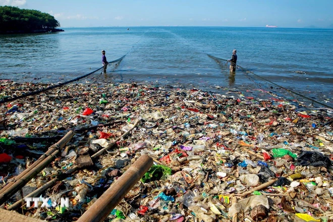 Rác thải nhựa trên bờ biển Sukaraja ở Lampung, Indonesia ngày 4/6/2025. (Ảnh: THX/TTXVN)