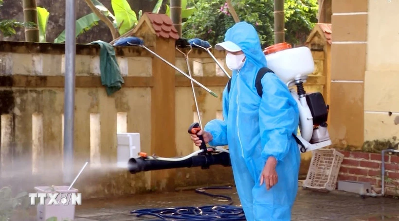 Phun hóa chất phòng chống dịch bệnh. (Ảnh: TTXVN phát)