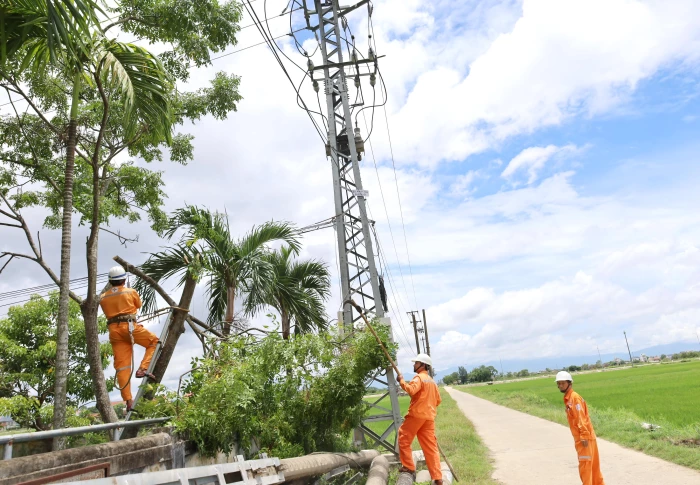 Triển khai các giải pháp đảm bảo an toàn lưới điện trước mọi diễn biến bão số 5 