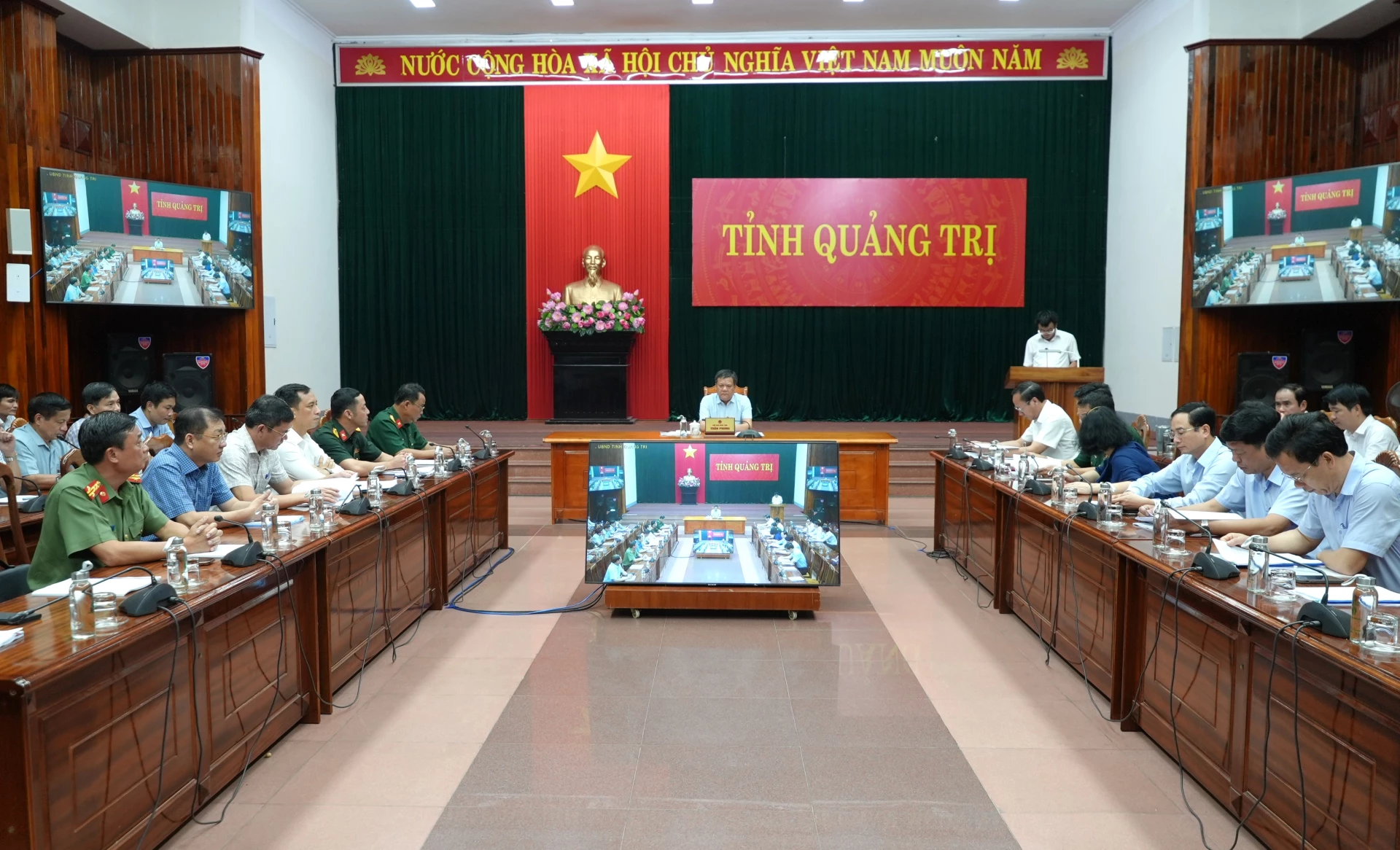 Lãnh đạo Văn phòng UBND tỉnh công bố Quyết định về việc tổ chức lại Ban chỉ huy Phòng thủ dân sự tỉnh - Ảnh: T.Đ