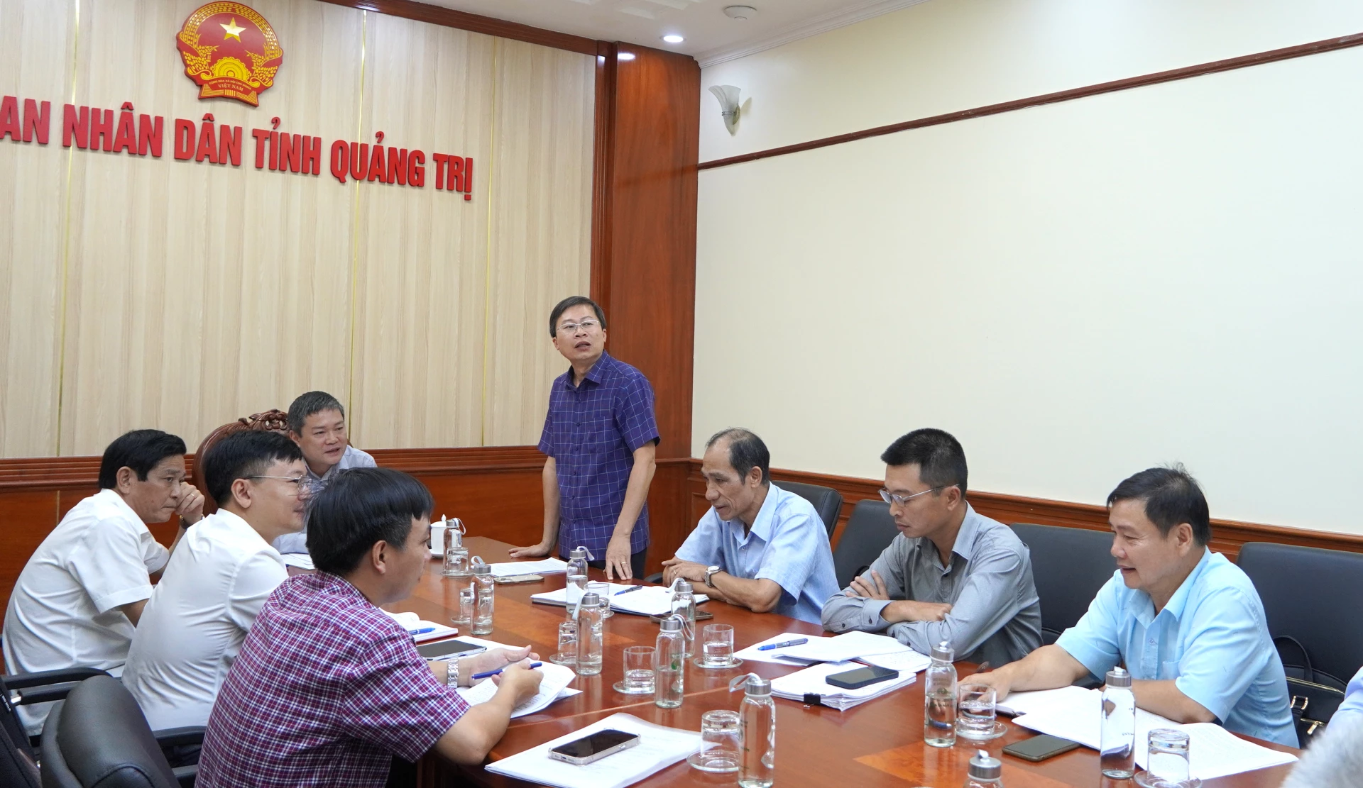 Lãnh đạo Ban Quản lý dự án đầu tư xây dựng báo cáo tình hình. Ảnh: HT