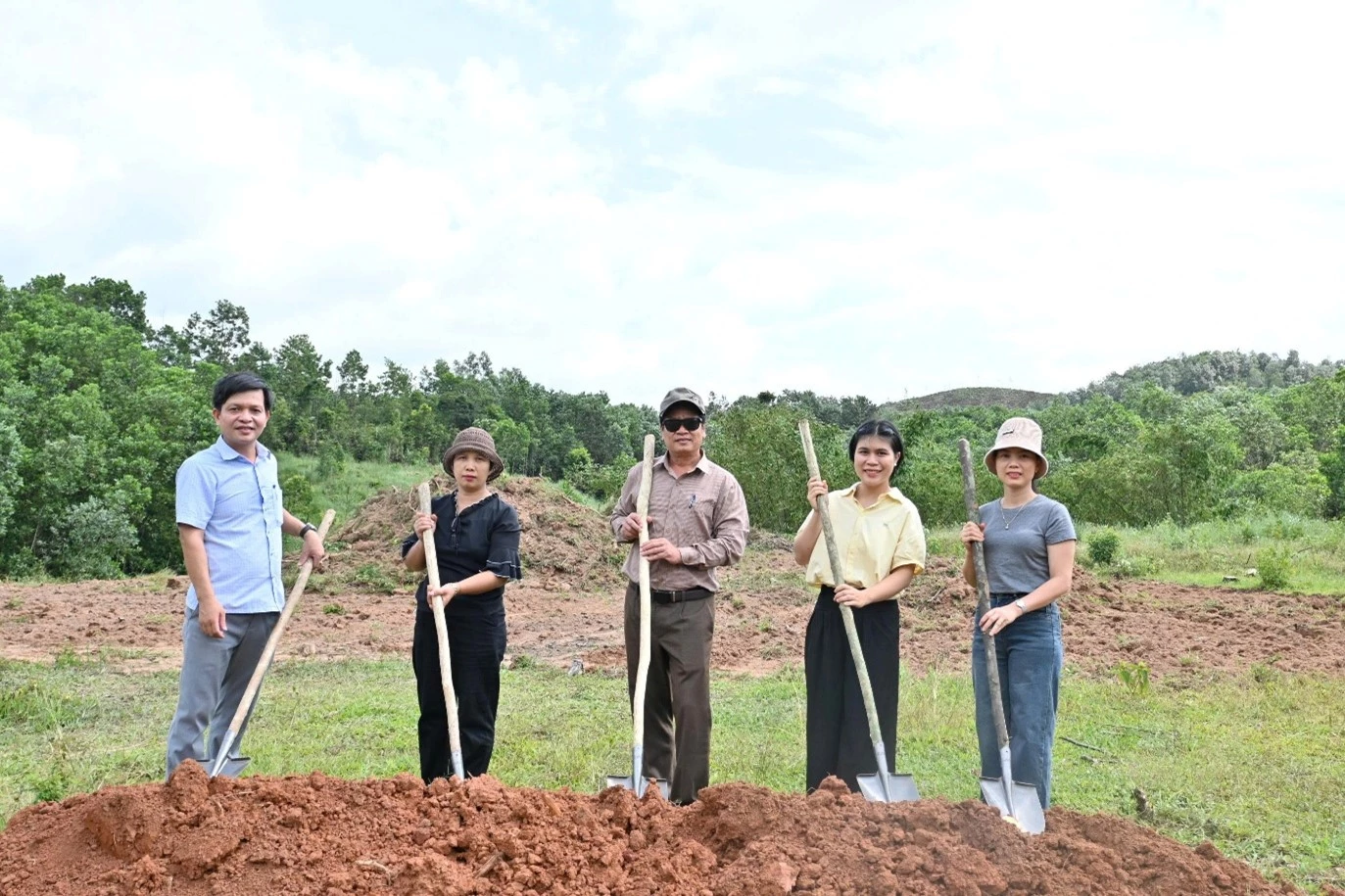 Các đại biểu thực hiện nghi thức khởi công