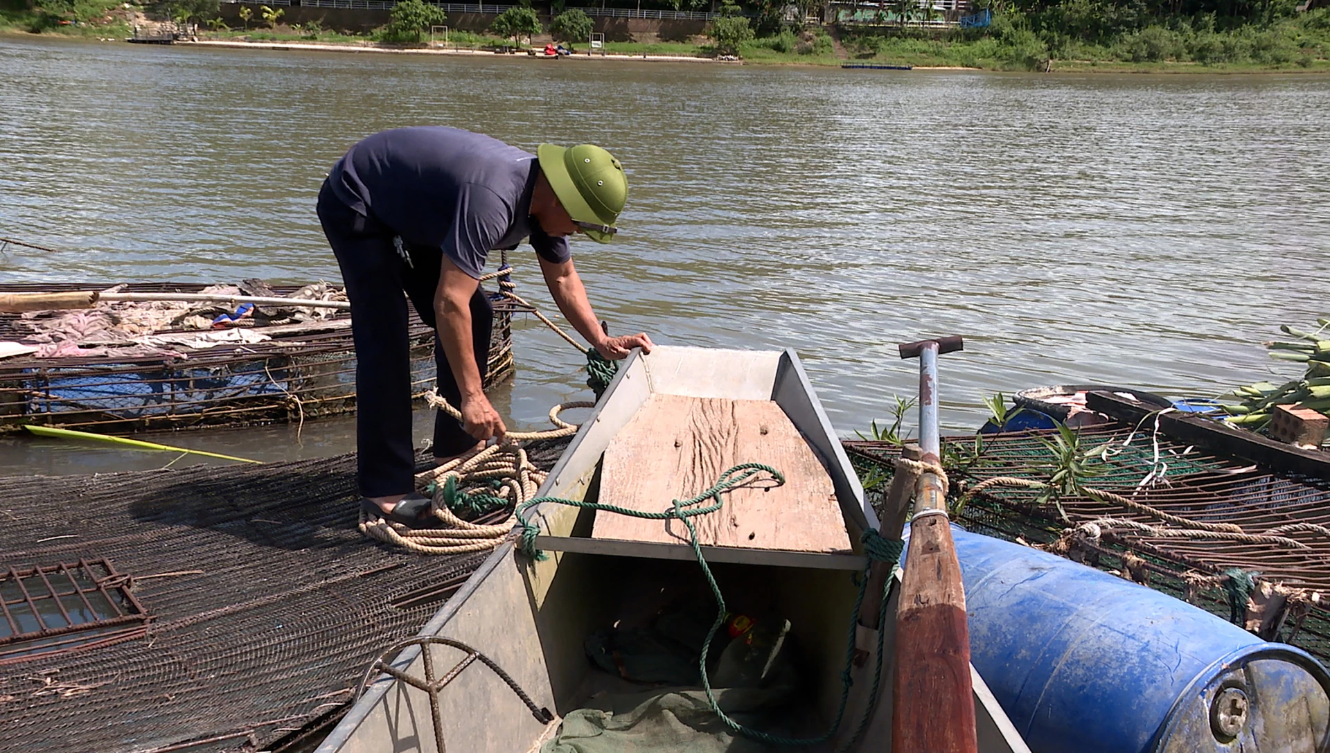 Người dân chủ động di dời lồng cá - Ảnh: N.M