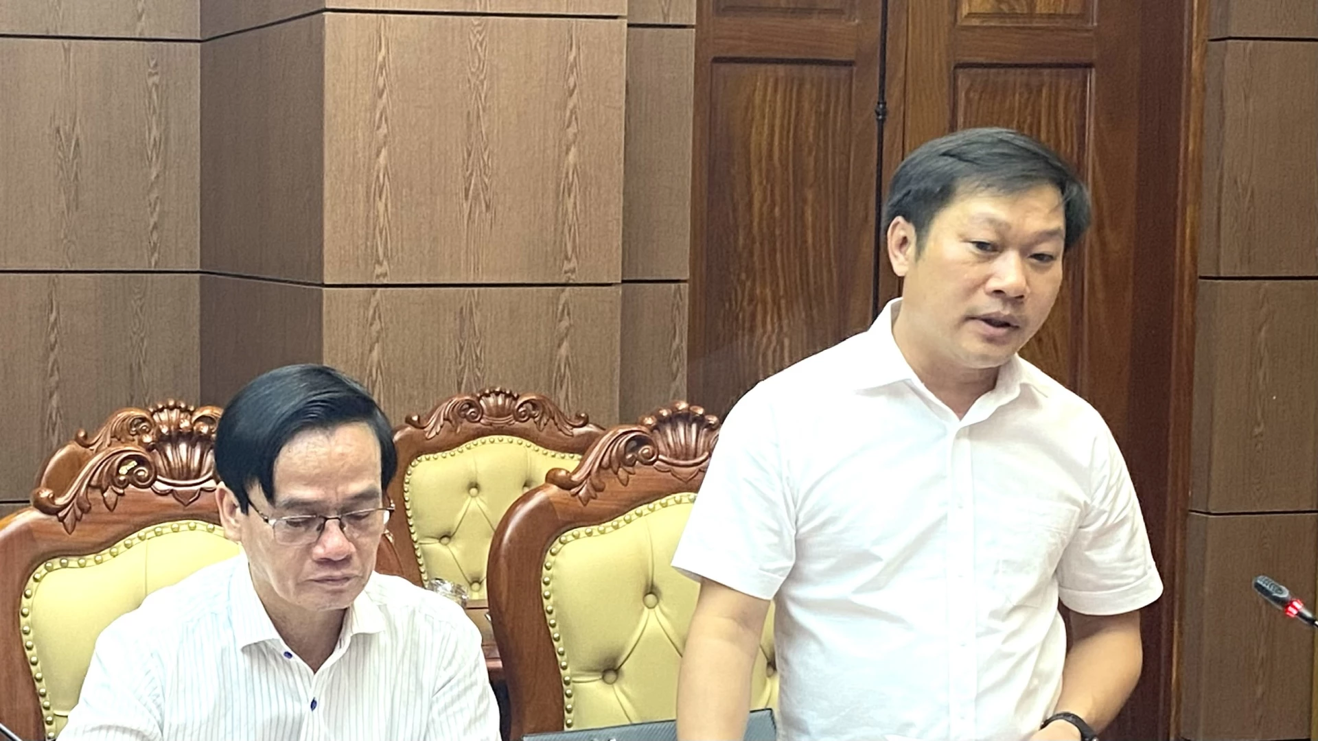 Thường trực đảng ủy phường Quảng Trị báo cáo công tác chuẩn bị đại hội - Ảnh: NL