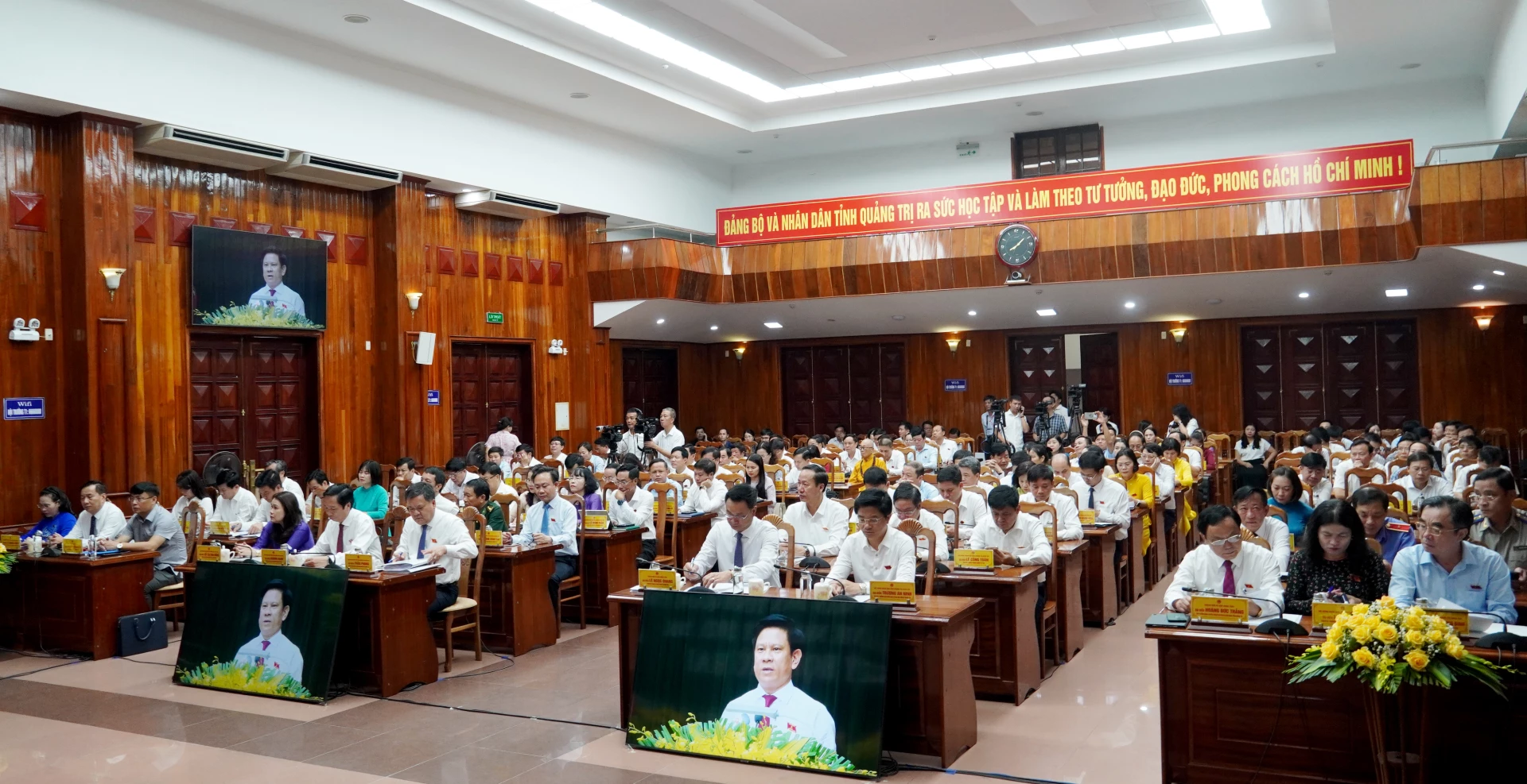 Quang cảnh kỳ họp.