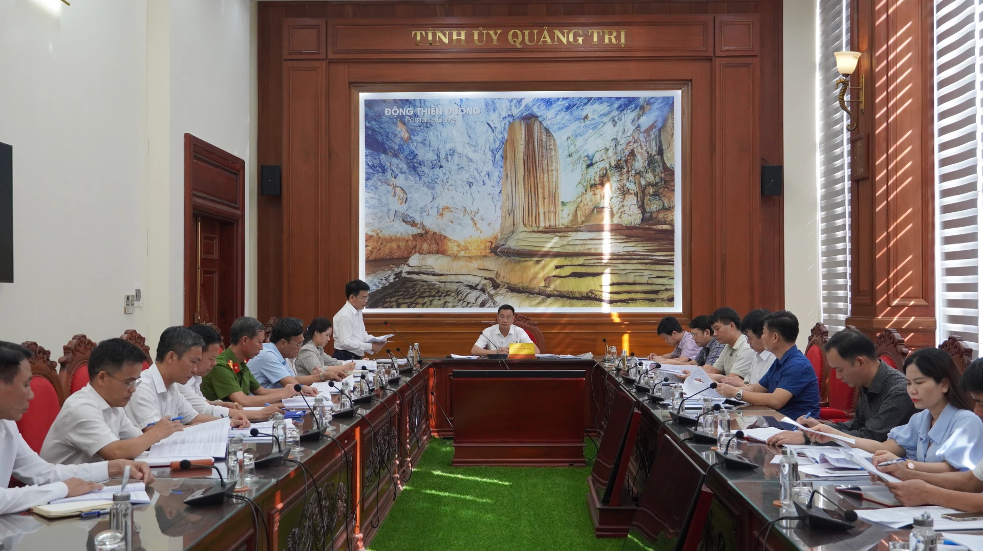 Thường trực Đảng ủy xã Lệ Thủy báo cáo công tác chuẩn bị đại hội - Ảnh: QV