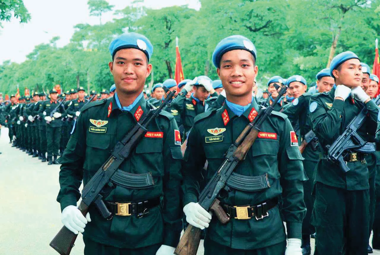 Em Trường Giang (trái) và Thái Bảo chụp ảnh lưu niệm sau giờ tập luyện - Ảnh: NVCC