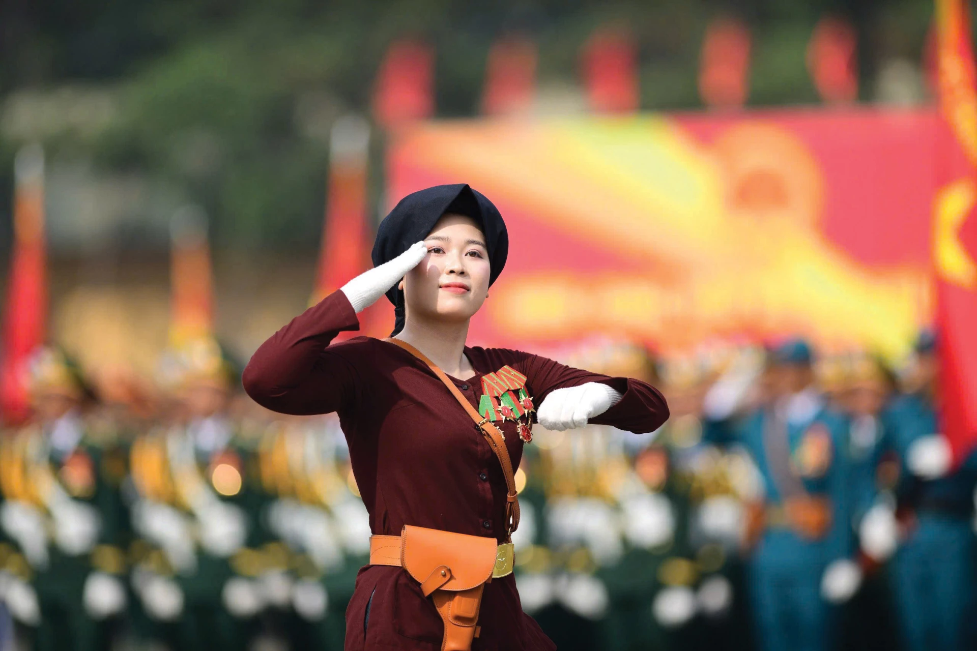 Em Lê Anh Quỳnh để lại ấn tượng đẹp tại lễ diễu binh kỷ niệm 50 năm ngày Giải phóng hoàn toàn miền Nam, thống nhất đất nước - Ảnh: NVCC