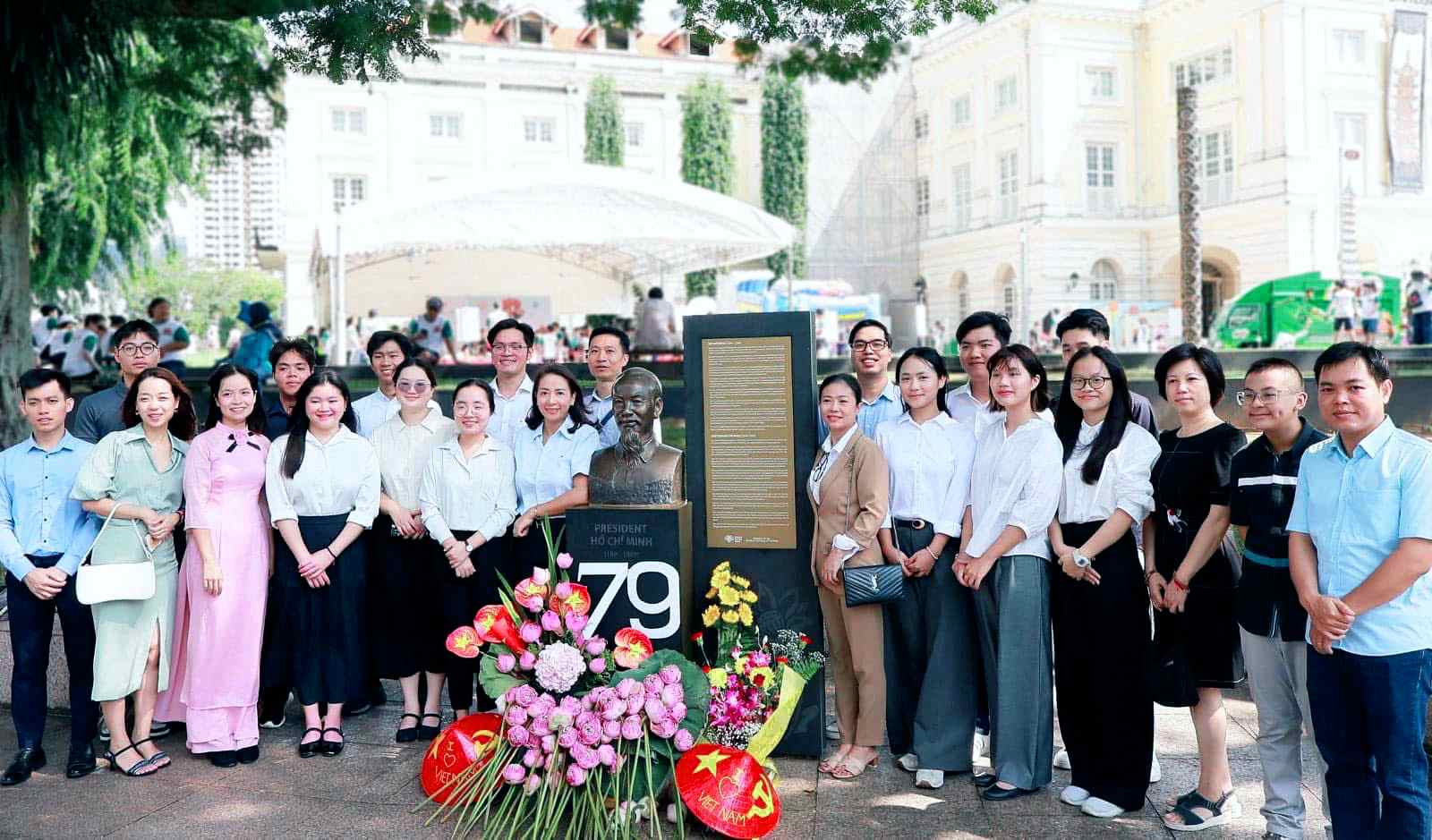 Các lưu học sinh chụp ảnh lưu niệm bên tượng đài của Chủ tịch Hồ Chí Minh - Ảnh: NVCC