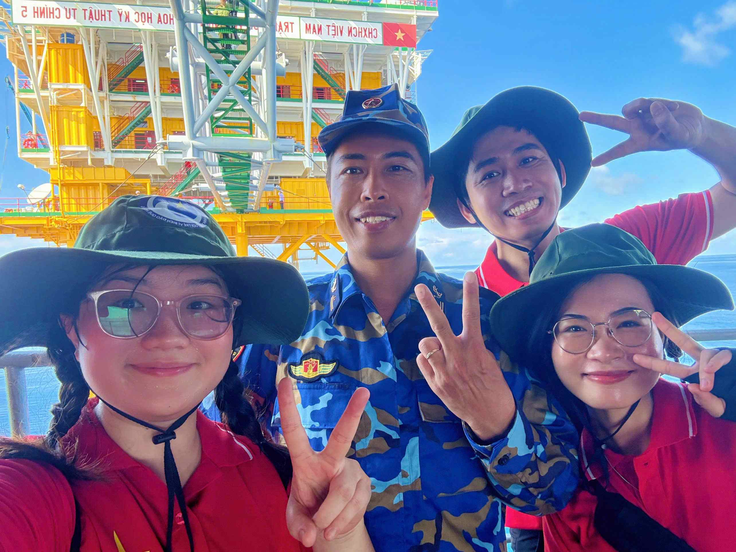 Em Nguyễn Ngọc Bảo Khánh (đứng ngoài cùng, phía tay trái) cùng các bạn chụp ảnh lưu niệm trong hành trình hướng về biển, đảo Tổ quốc - Ảnh: NVCC