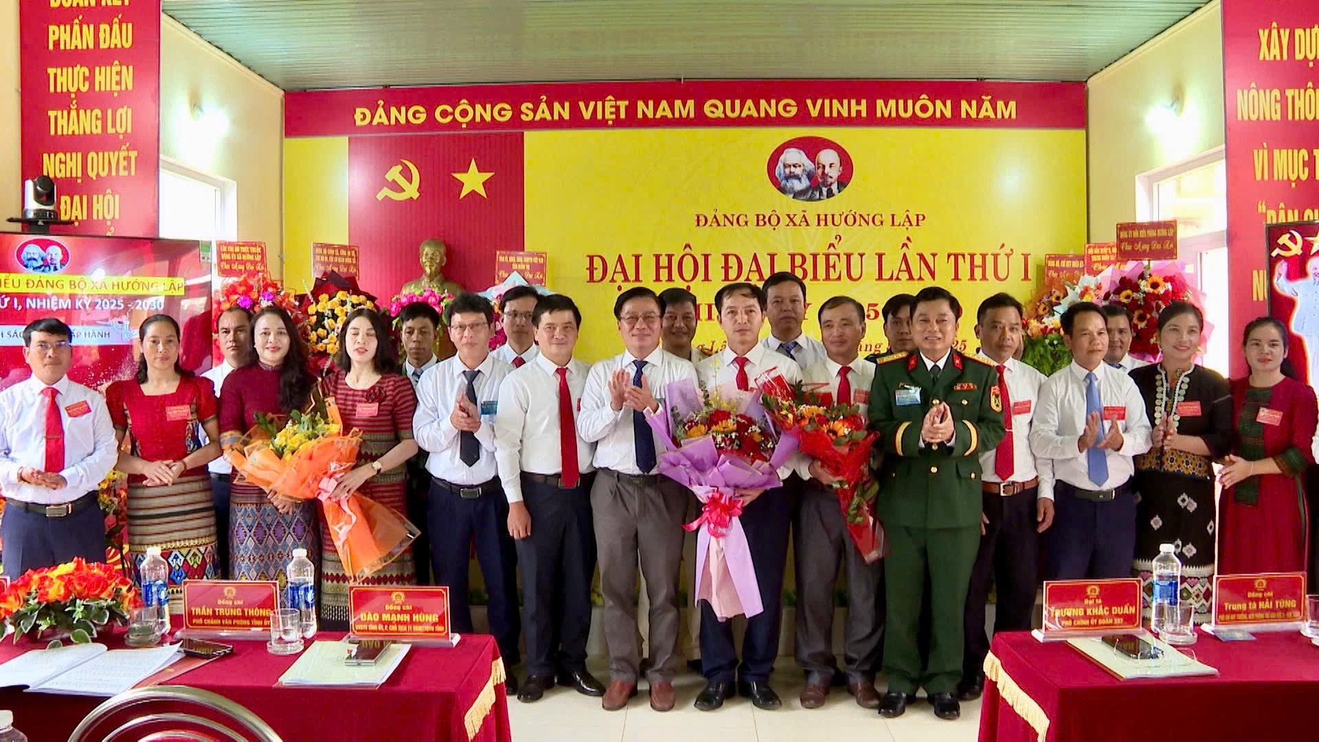 Phó Chủ tịch Thường trực UBMTTQ Việt Nam tỉnh Đào Mạnh Hùng tặng hoa chúc mừng Ban Chấp hành Đảng bộ xã Hướng Lập, nhiệm kỳ 2025 - 2030