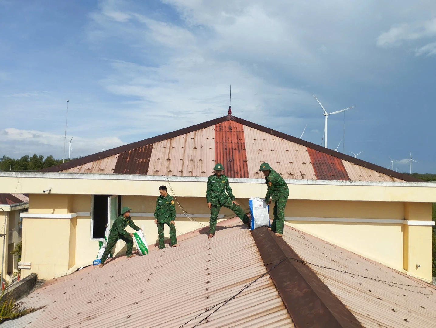 Cán bộ chiến sĩ Đồn Biên phòng Ngư Thuỷ chằng chống nhà cửa phòng chống bão số 5