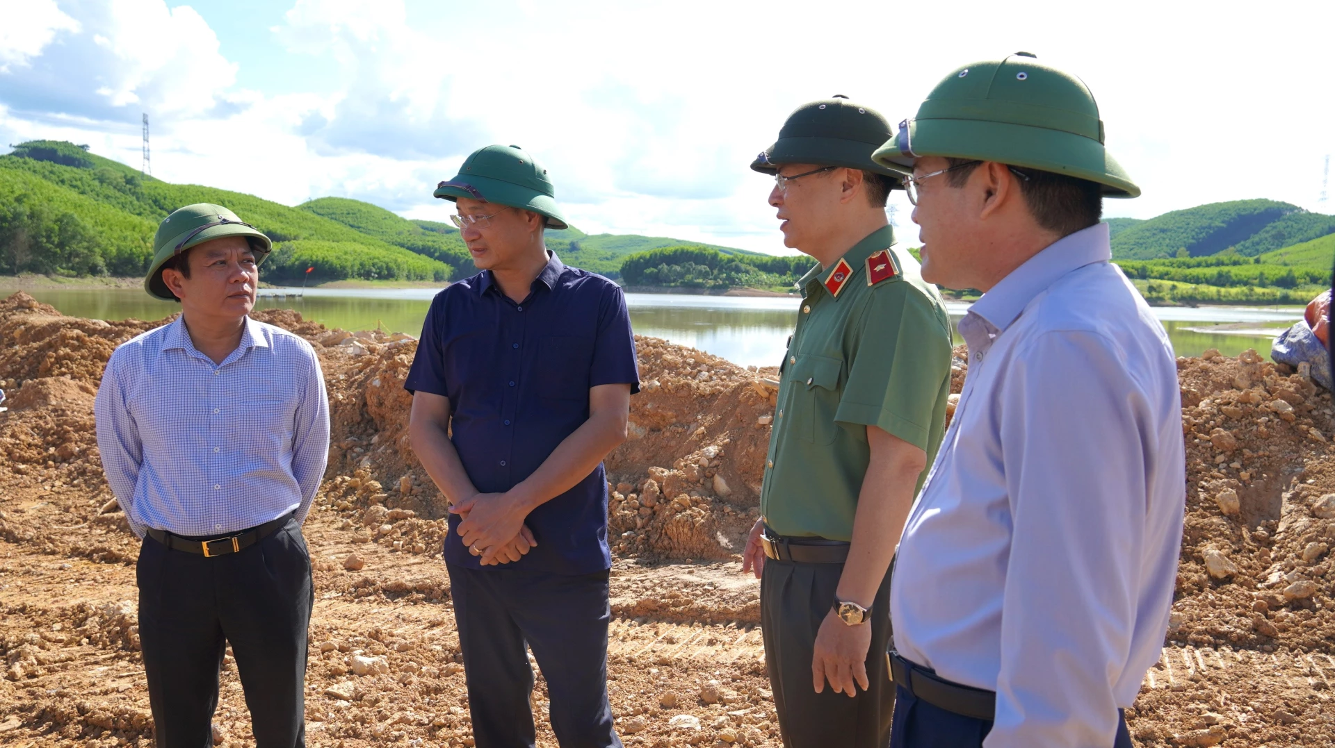 Bí thư Tỉnh ủy lưu ý cần đảm bảo an toàn cho người và công trình - Ảnh: QV