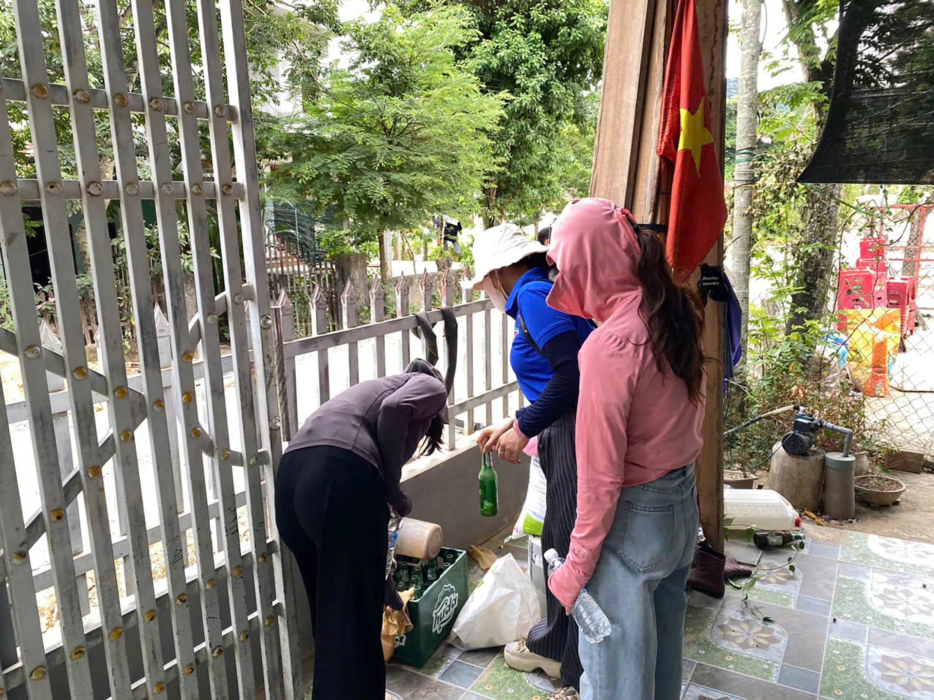 Tổng vệ sinh tại khu vực dân cư trên địa bàn thôn Xuân Sơn, xã Phong Nha.