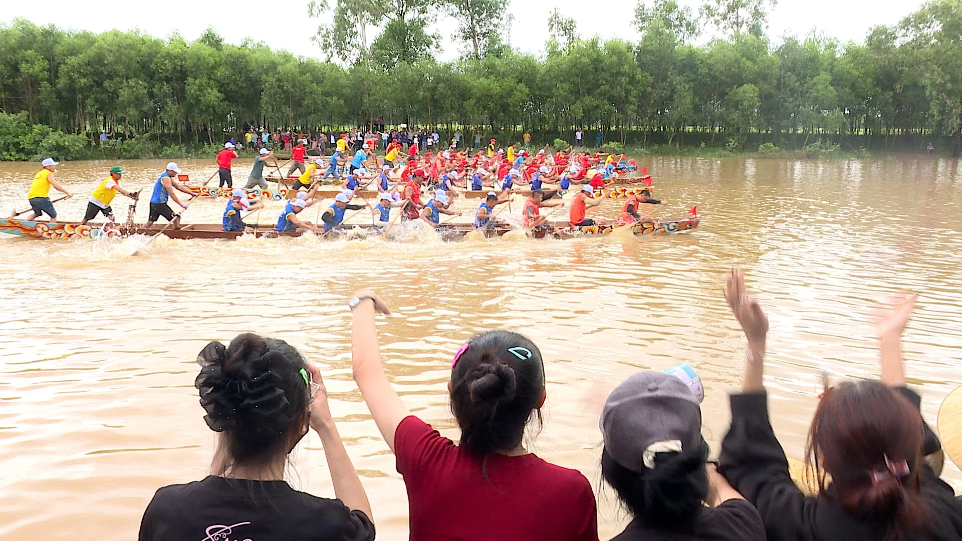 Các chặng đua diễn ra quyết liệt trên đoạn sông Đâu Giang.