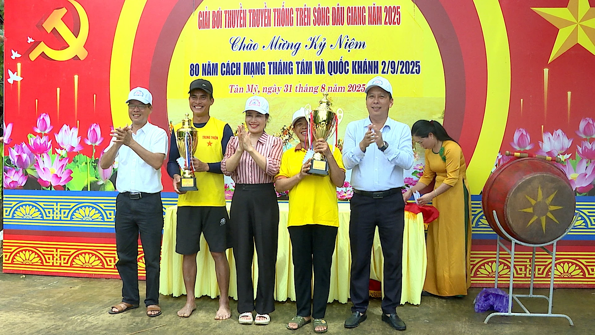 Ban tổ chức đã trao 2 Cúp vàng chung cuộc cho đội Nông dân Trung Thiện và đội Phụ nữ Xóm 2 thôn Bình Minh.