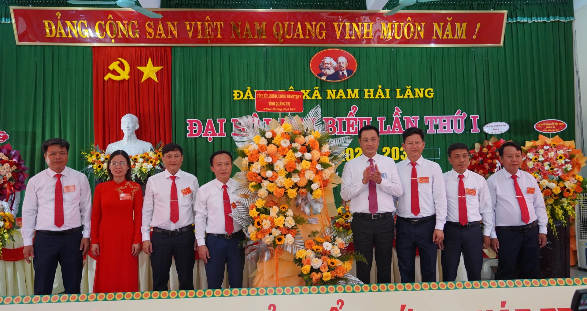 Bí thư Tỉnh ủy Lê Ngọc Quang tặng hoa chúc mừng BCH Đảng bộ xã Nam Hải Lăng