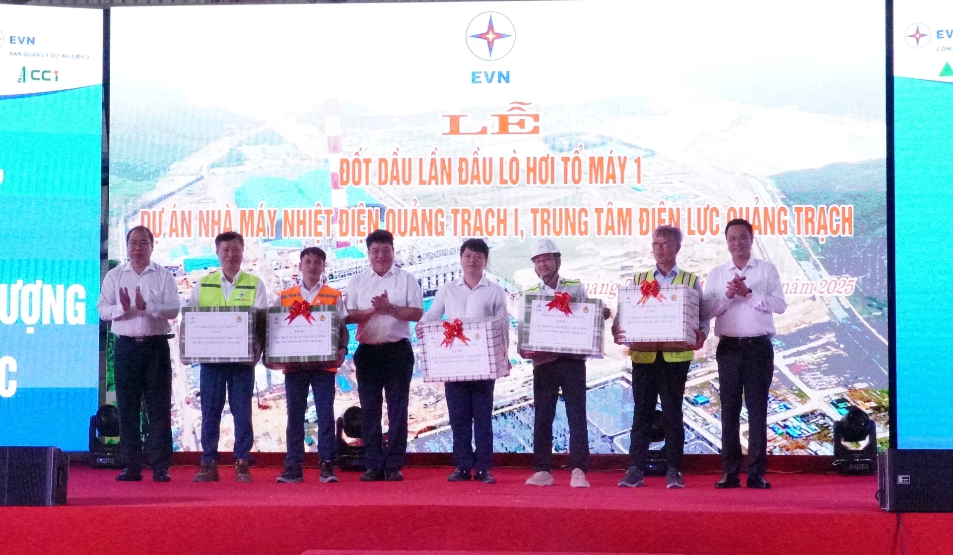 Công đoàn Tập đoàn Điện lực Việt Nam tặng quà các đơn vị thi công - Ảnh: QV