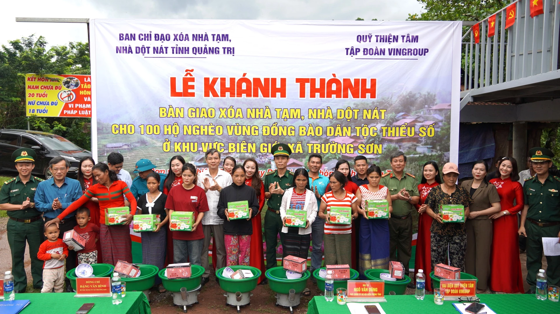 Tặng quà cho người dân bản Rìn Rìn, xã Trường Sơn - Ảnh: QV
