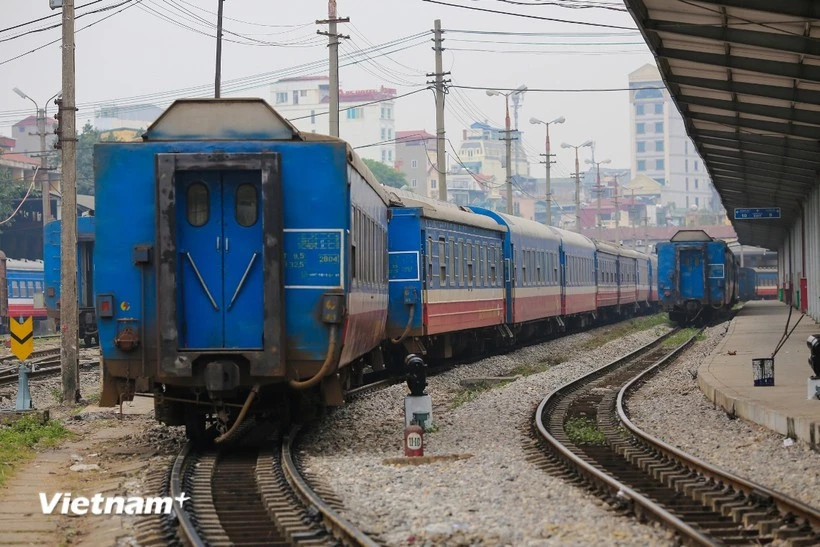 Dừng, giãn chạy tàu hỏa nhằm tránh bão. (Ảnh: Minh Sơn/Vietnam+)