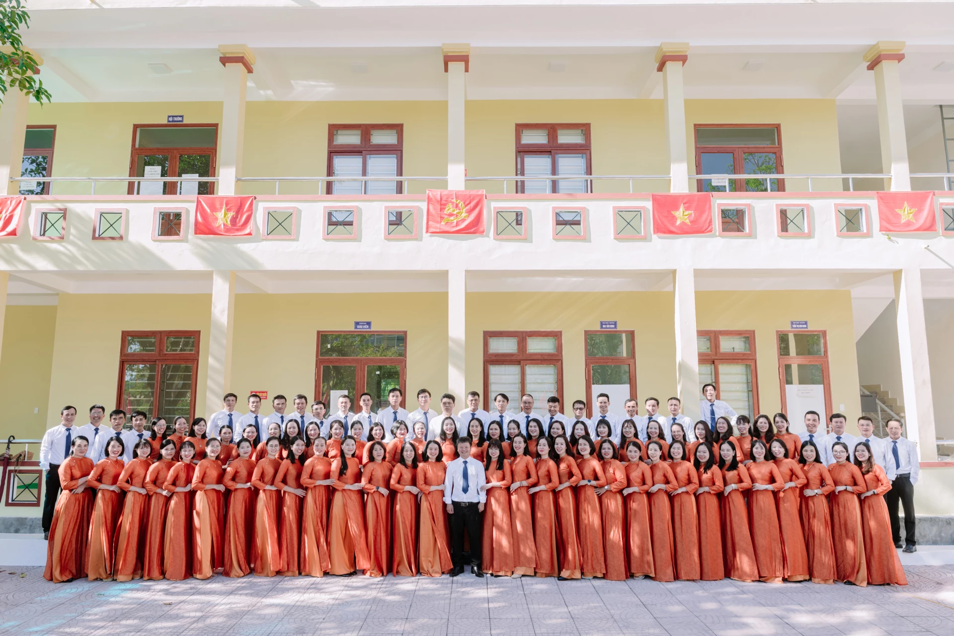 Tập thể Hội đồng sư phạm nhà trường -Ảnh:N.L