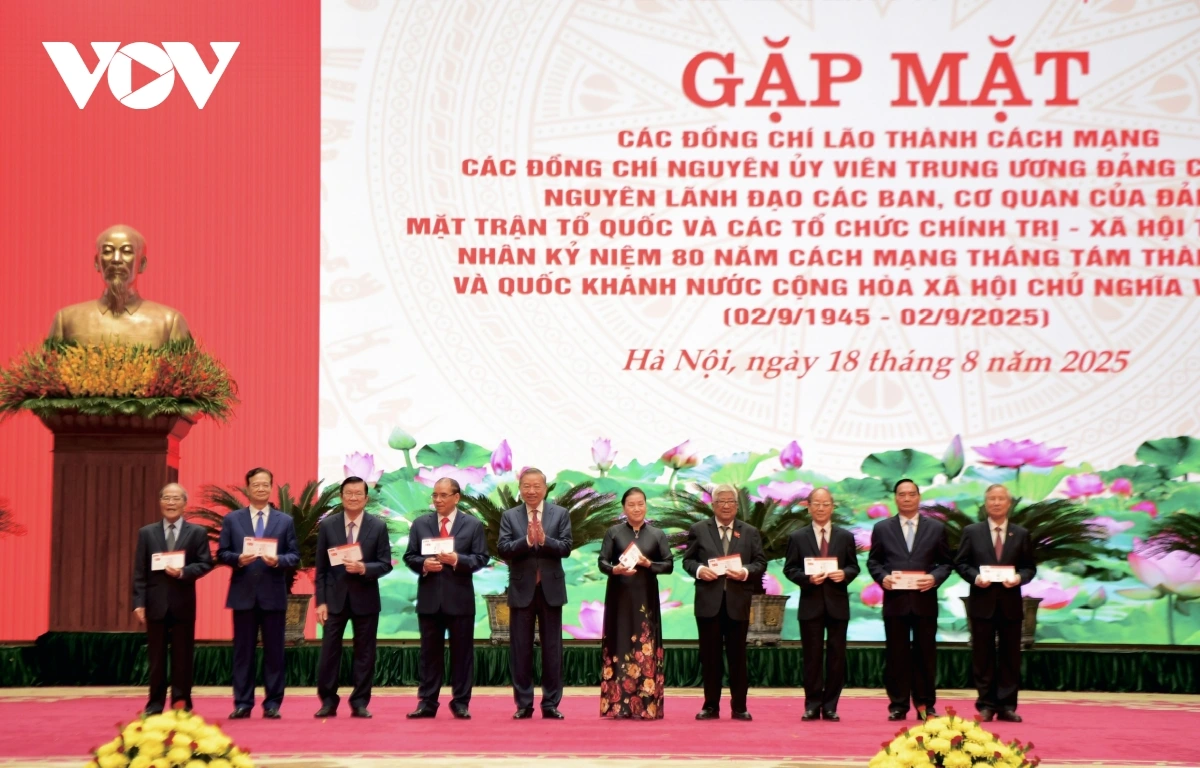Tổng Bí thư trao tặng Huy hiệu Đảng đối với các đồng chí lão thành cách mạng, nguyên lãnh đạo cao cấp của Đảng, Nhà nước đợt 2