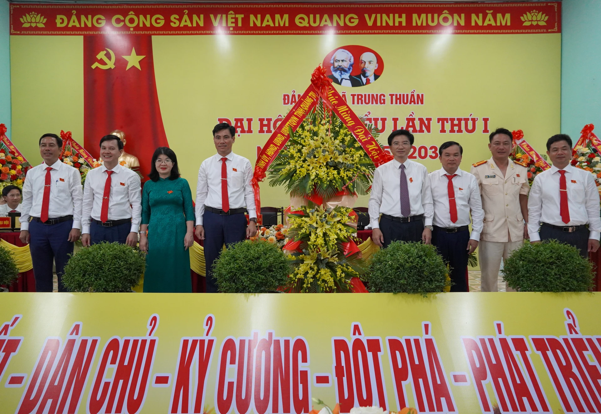 Trưởng Ban Tuyên giáo và Dân vận Tỉnh ủy Trương An Ninh tặng hoa chúc mừng đại hội.