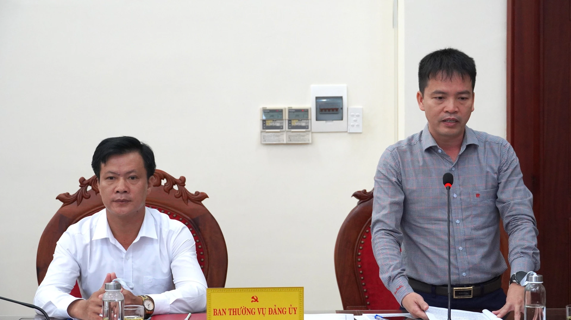 Thường trực Đảng ủy xã Cam Hồng báo cáo công tác chuẩn bị đại hội - Ảnh: QV