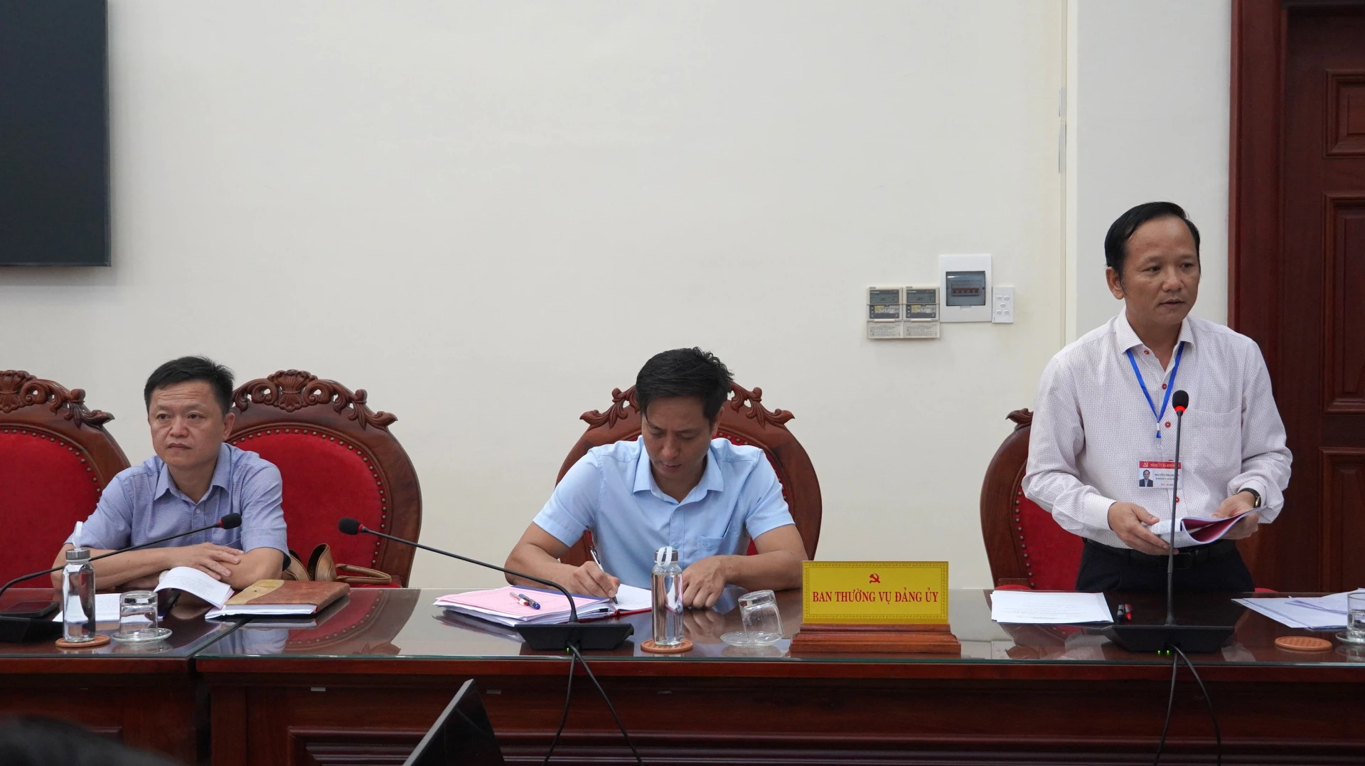 Thường trực Đảng ủy xã Kim Ngân báo cáo công tác chuẩn bị đại hội - Ảnh: QV