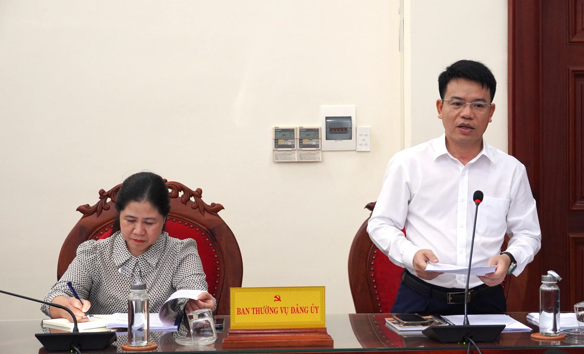 Thường trực Đảng ủy xã Lệ Thủy báo cáo công tác chuẩn bị đại hội - Ảnh: QV