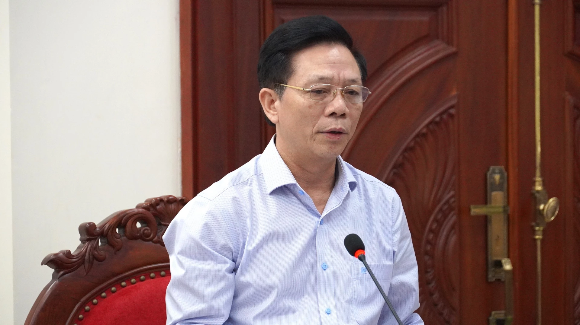 Thường trực Đảng ủy xã Nam Ba Đồn báo cáo công tác chuẩn bị đại hội - Ảnh: QV