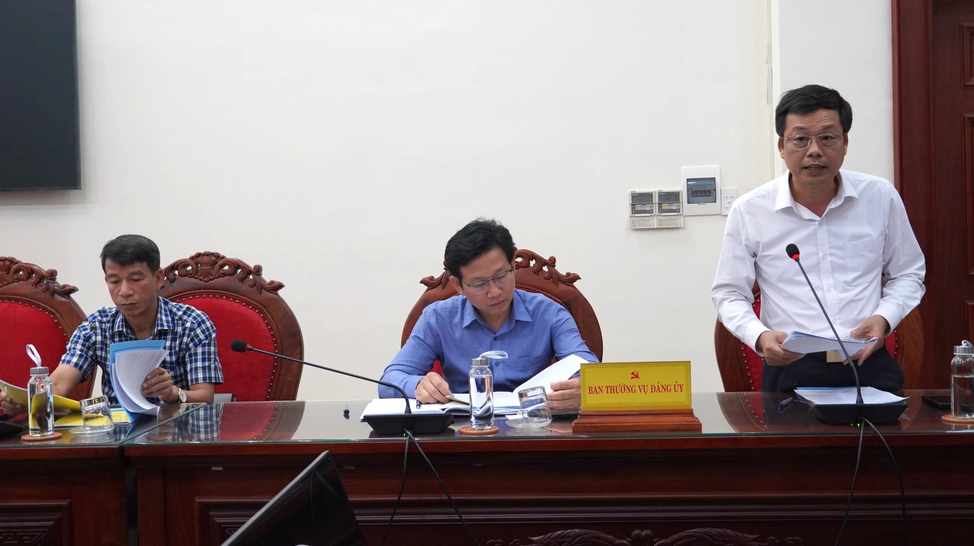 Thường trực Đảng ủy xã Nam Gianh báo cáo công tác chuẩn bị đại hội - Ảnh: QV