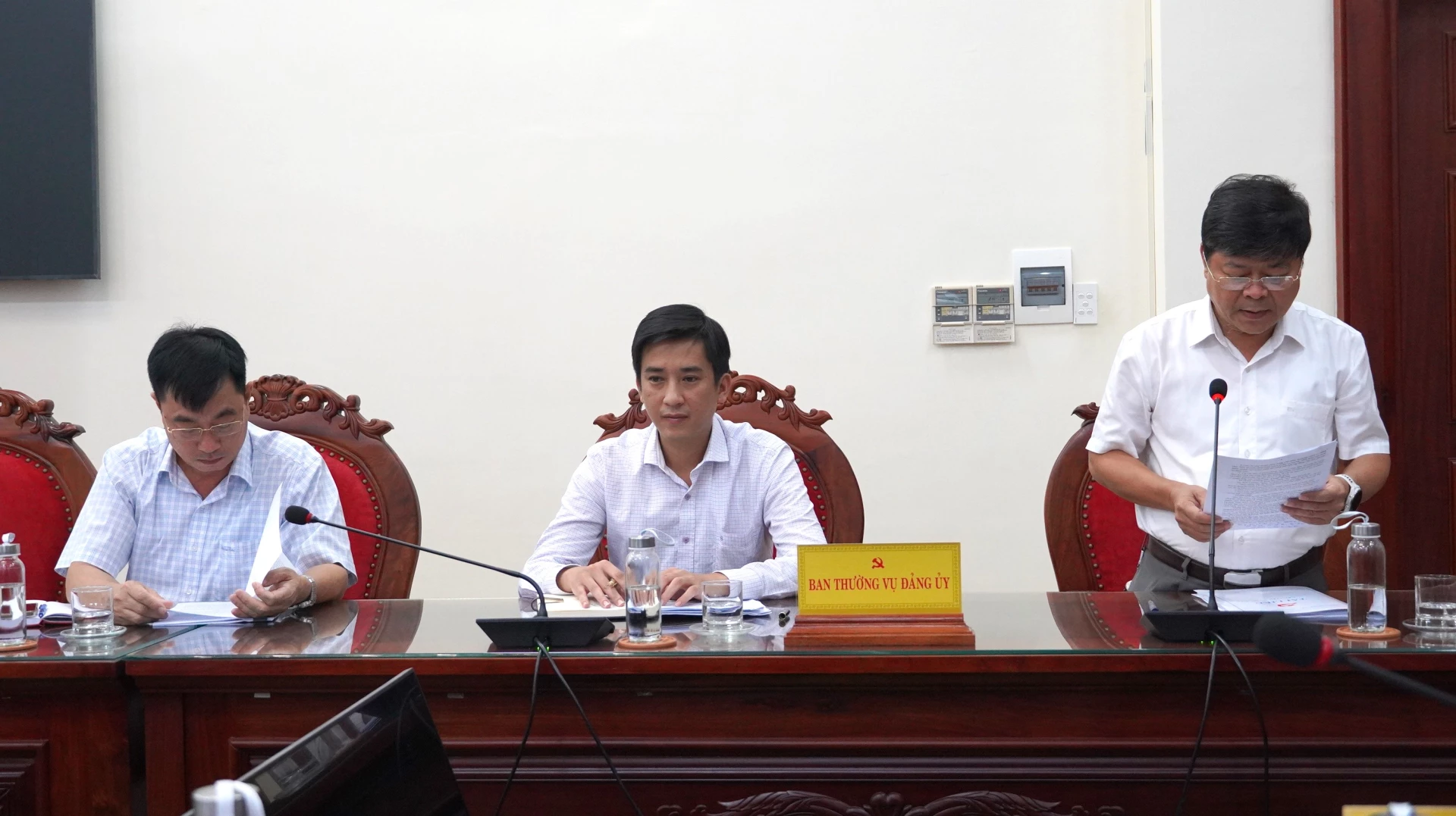 Thường trực Đảng ủy xã Ninh Châu báo cáo công tác chuẩn bị đại hội - Ảnh: QV