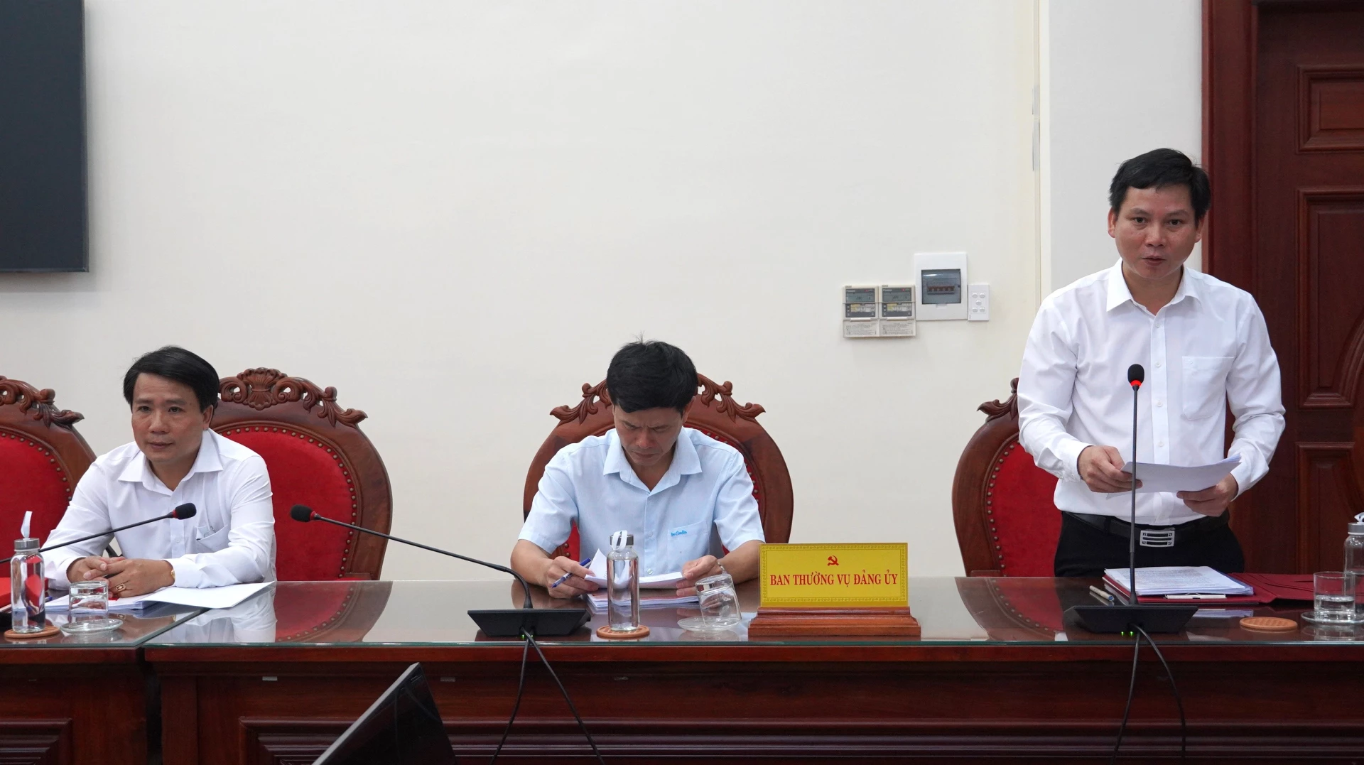 Thường trực xã Sen Ngư báo cáo công tác chuẩn bị đại hội - Ảnh: QV