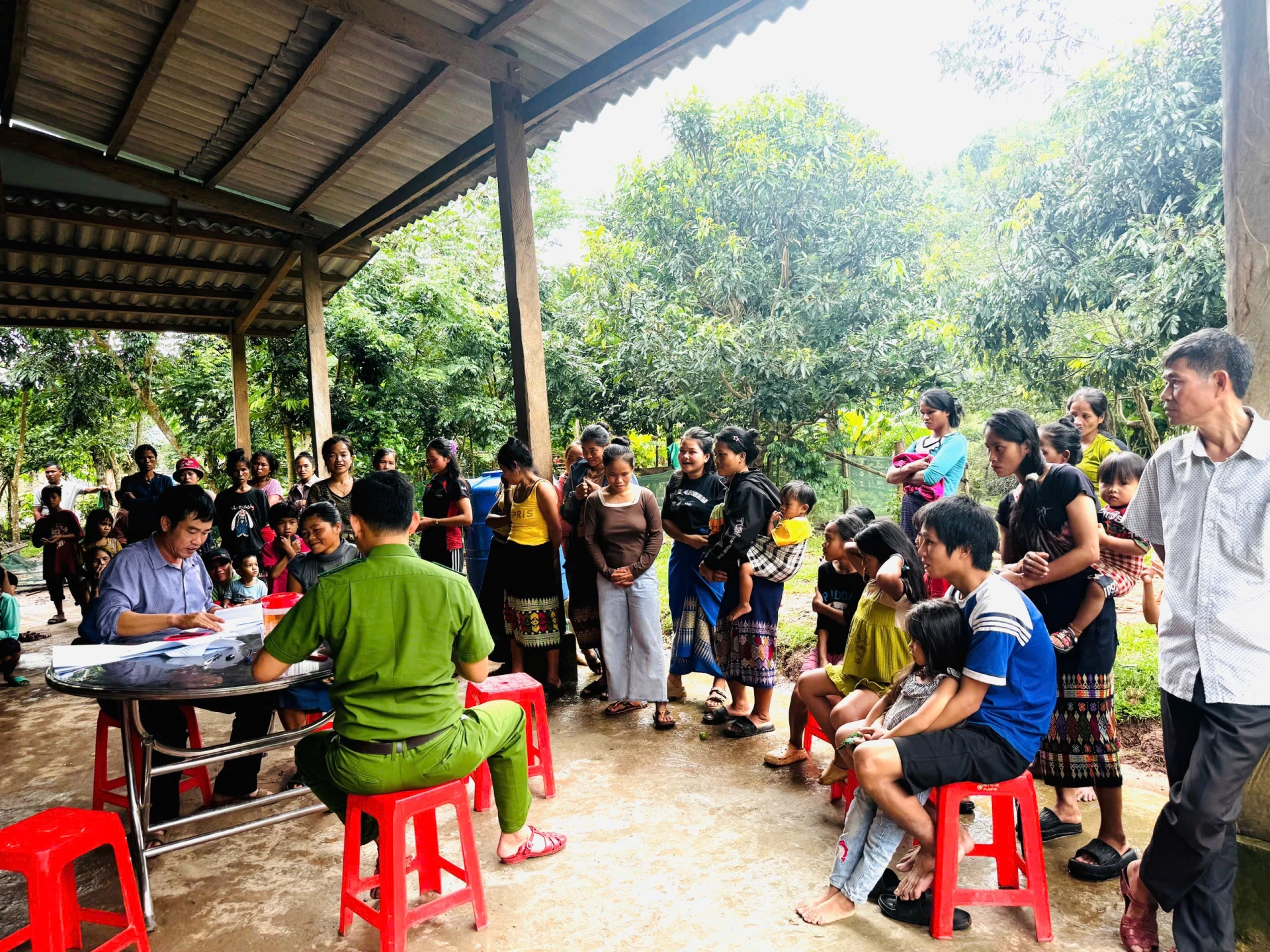Tổ đảng viên bám bản hỗ trợ người dân làm thủ tục nhận quà - Ảnh: Kim Hoa